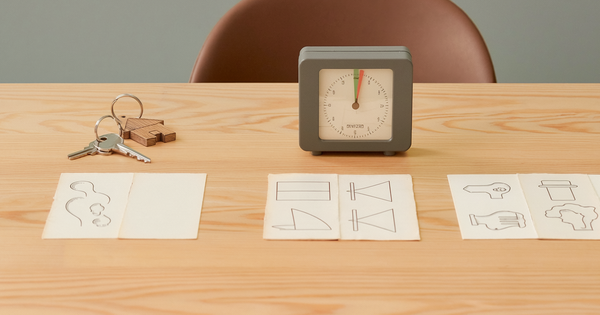 Illustrative photograph of practical learning cards, a timer and keys